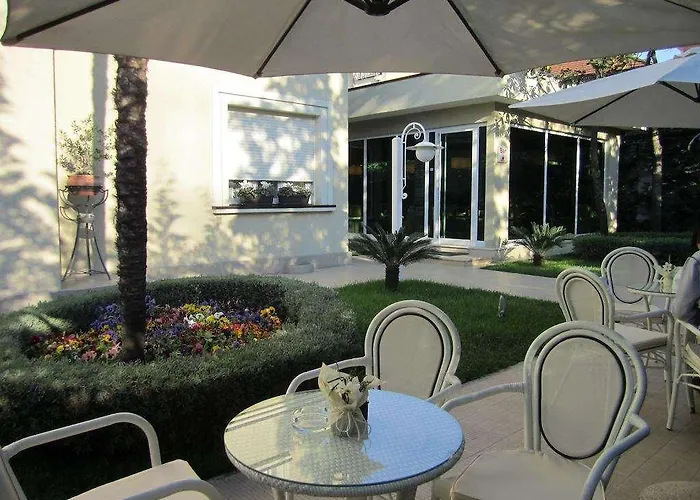 索克拉特酒店 4* 地拉那